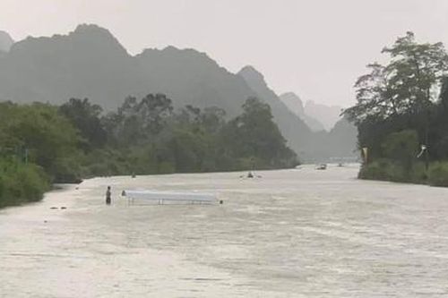 Đò vào chùa Hương bị lật, nhiều khách không có áo phao?