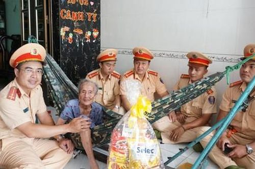 CSGT Công an TPHCM tri ân Mẹ Việt Nam anh hùng và gia đình chính sách
