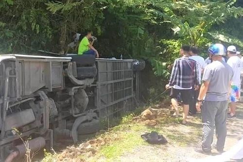 Hiện trường xe chở cựu học sinh du lịch Phong Nha - Kẻ Bàng bị lật, 9 người chết
