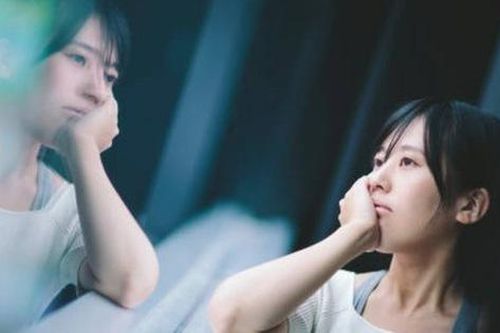 Đi photo tài liệu mà cô nhân viên cửa hàng cứ ôm lấy tôi gọi 'chị', tôi ngẩn người rồi bàng hoàng khi kéo khẩu trang của cô bé ấy xuống