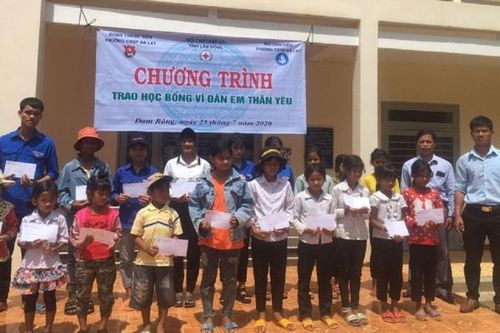 Tặng quà, khám bệnh phát thuốc cho người dân tộc thiểu số