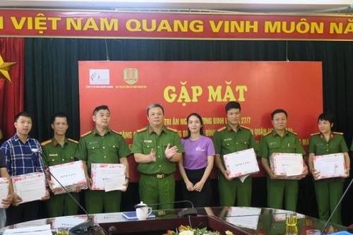 Công an quận Hoàng Mai thăm, tặng quà 24 gia đình thương binh, liệt sỹ