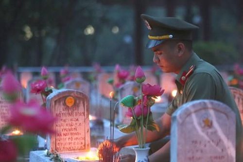 Tháng bảy nghiêng mình