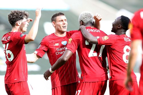 Liverpool san bằng kỷ lục 32 trận thắng của Man City