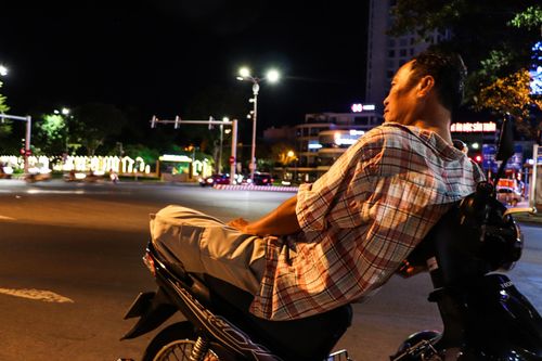 Hàng quán đóng cửa, đường phố vắng vẻ đêm đầu Đà Nẵng tái giãn cách