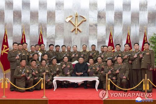 Ông Kim trao súng đặc biệt cho sĩ quan chỉ huy quân đội Triều Tiên