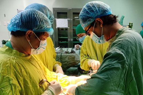 Bệnh viện huy động 15 bác sĩ cứu người phụ nữ bị đứt tử cung