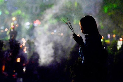 Những ngọn nến tỏa sáng trong đêm