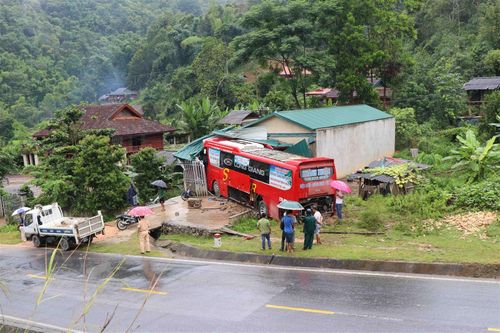 Tai nạn giao thông mới nhất hôm nay 27/7: Xe khách lao vào nhà dân, 1 trẻ nhỏ bị thương
