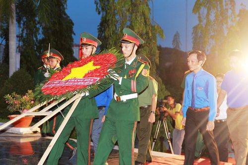 Khánh Hòa: Thắp nến tri ân, dâng hương tưởng nhớ các anh hùng liệt sĩ