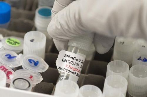 Dịch COVID-19: Mỹ đầu tư gần 1 tỷ USD điều chế vaccine