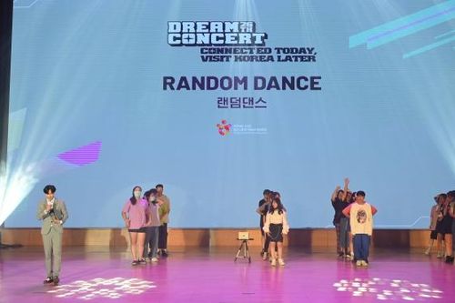 Fan K-pop Hà Nội giao lưu với thần tượng qua Đại nhạc hội Dream Concert trực tuyến