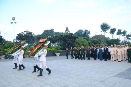 Đoàn đại biểu TP Hồ Chí Minh dâng hương tưởng niệm các anh hùng liệt sĩ
