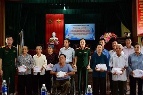 Tặng quà thương binh nặng và các gia đình chính sách tại Quỳnh Phụ (Thái Bình)