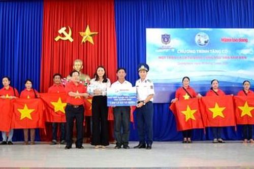 Sát cánh cùng ngư dân vươn khơi, bám biển