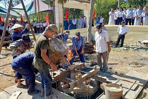 Tiếp nhận trống đồng tri ân các Anh hùng liệt sỹ