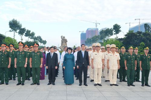 Lãnh đạo TPHCM dâng hương tưởng niệm các anh hùng liệt sĩ