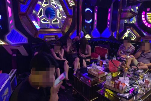 Phát hiện 21 'dân chơi' dương tính với chất ma túy ở quán karaoke Hollywood quận Bình Tân