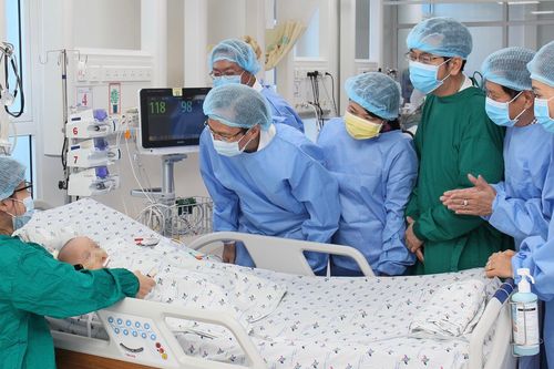Phó Chủ tịch UBND TPHCM Lê Thanh Liêm thăm 2 bé Trúc Nhi và Diệu Nhi