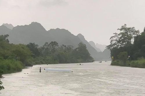 Lật đò chở khách trên suối vào chùa Hương