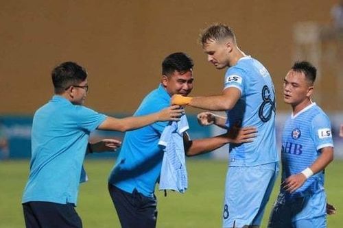 Đà Nẵng thiết quân luật trong tâm dịch Covid-19, V-League hoãn vô thời hạn