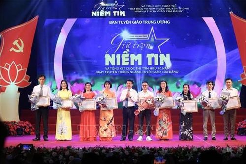 Trao thưởng 16 tác giả trong cuộc thi Tìm hiểu 90 năm ngành Tuyên giáo