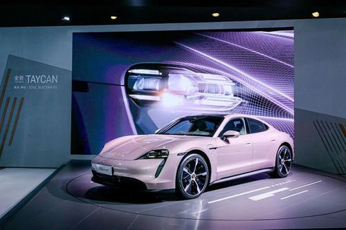 Porsche Taycan RWD Frozen Berry Metallic được ra mắt tại Trung Quốc với giá 2,9 tỷ đồng