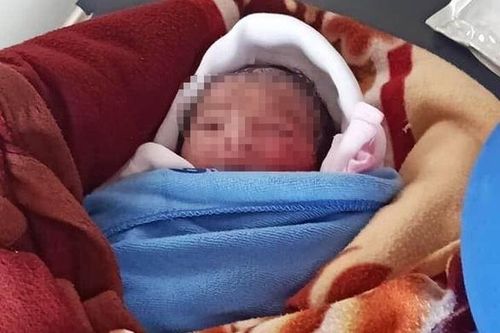 Thái Bình: Phát hiện bé sơ sinh bị bỏ rơi ngoài đồng giữa trời nóng 40 độ C