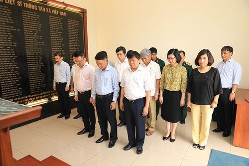 Thông tấn xã Việt Nam: Dâng hương tưởng nhớ các Anh hùng Liệt sĩ