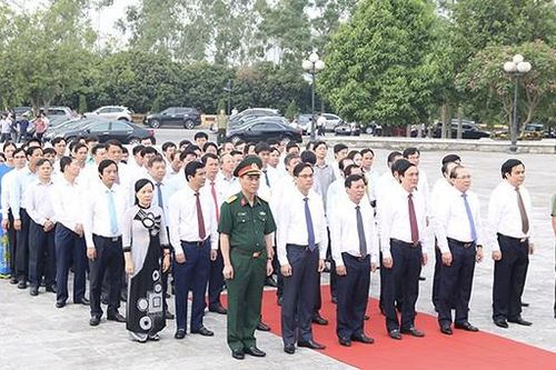 Lãnh đạo tỉnh Phú Thọ dâng hương tưởng niệm các Anh hùng Liệt sĩ