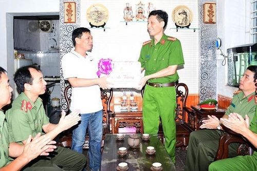Công an thành phố Hải Phòng thăm, tặng quà các gia đình chính sách, người có công với cách mạng