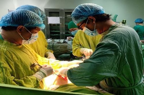 Huy động 5 Ê-kip phẫu thuật cứu sống bệnh nhân đa chấn thương nguy kịch