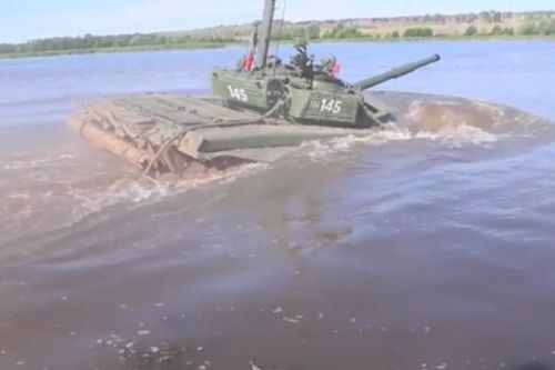 Xe tăng T-72 Nga lặn xuống lòng sông sâu 5 mét như tàu ngầm