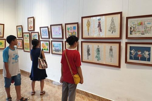 Cùng 40 họa sĩ nhí 'đam mê trên từng nét vẽ'