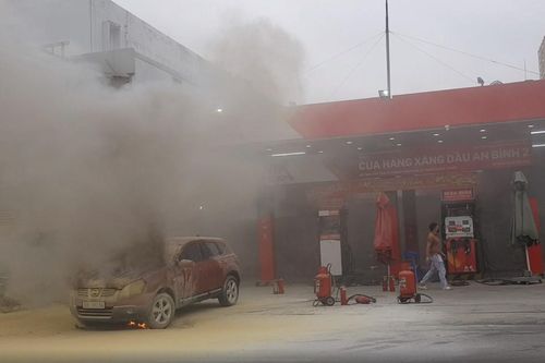 Ô tô bốc cháy ngùn ngụt khi vừa đổ xăng