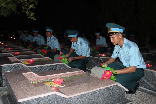 Hơn 1.000 đoàn viên, thanh niên Nha Trang thắp nến tri ân các anh hùng liệt sĩ