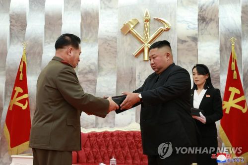Ông Kim Jong-un tặng súng lục cho chỉ huy quân đội