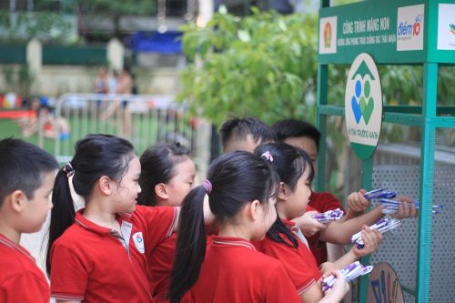 Gây quỹ học bổng cho học sinh nghèo từ rác thải
