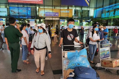 TPHCM đón nhiều chuyến bay giải tỏa khách khỏi 'điểm nóng' Đà Nẵng