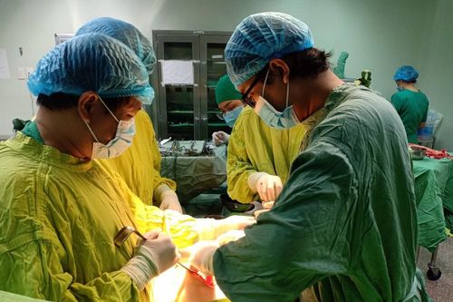 Truyền 49 đơn vị máu cứu bệnh nhân đứt lìa tử cung