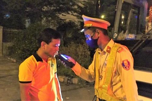 CSGT xuyên đêm kiểm tra xe khách sau loạt tai nạn nghiêm trọng