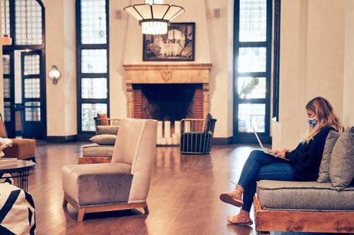 Quá chán làm việc ở nhà, dân Mỹ kéo ra khách sạn thuê giá 3 triệu/ ngày