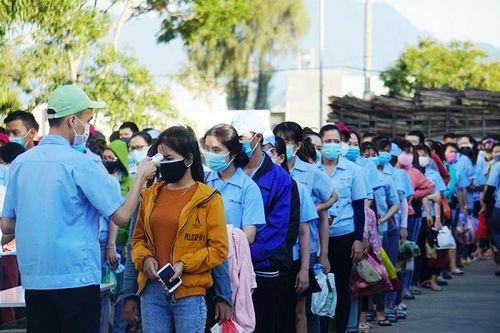 Tuần làm việc giãn cách xã hội, nghìn người xếp hàng đo thân nhiệt