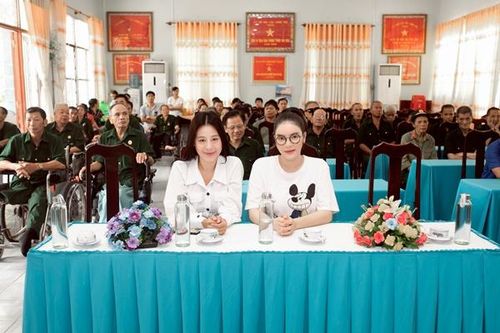 Nghệ sĩ Việt thăm hỏi các gia đình chính sách nhân ngày Thương binh liệt sĩ