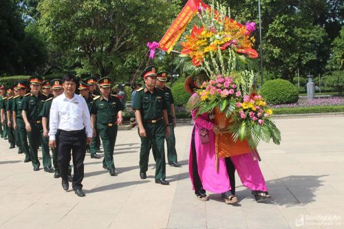 Đảng ủy Bộ Tổng Tham mưu dâng hoa tưởng niệm Chủ tịch Hồ Chí Minh