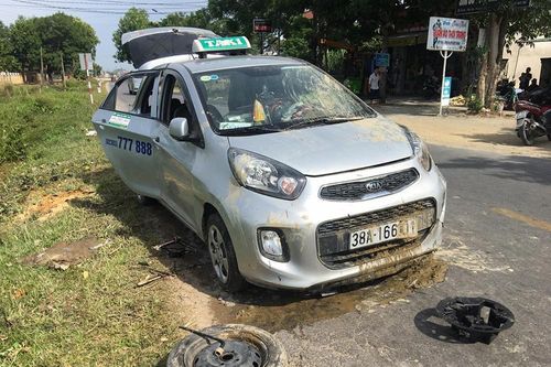 Va chạm với xe máy, xe taxi nổ lốp lao xuống ruộng