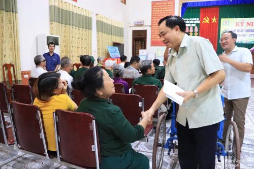 Sở Lao động - Thương binh và Xã hội Nghệ An thăm, tặng quà thương binh nặng