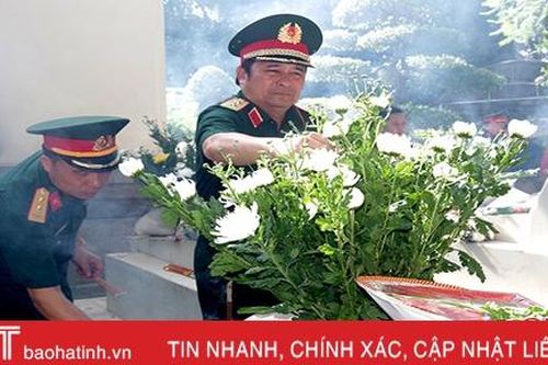 Phó Tổng Tham mưu trưởng Quân đội nhân dân Việt Nam dâng hương tại Ngã ba Đồng Lộc