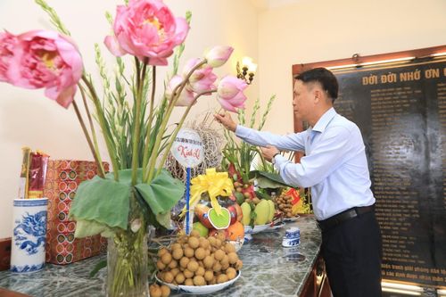 Thắp hương tưởng nhớ các anh hùng liệt sỹ của TTXVN