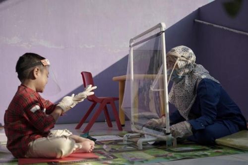 Trường mẫu giáo Indonesia sáng tạo để đưa học sinh đến lớp thời COVID-19